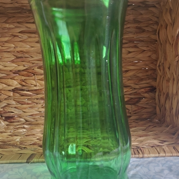 VINTAGE MCM Emerald Green Hoosier Glass Vase9" tall. - Picture 2 of 7